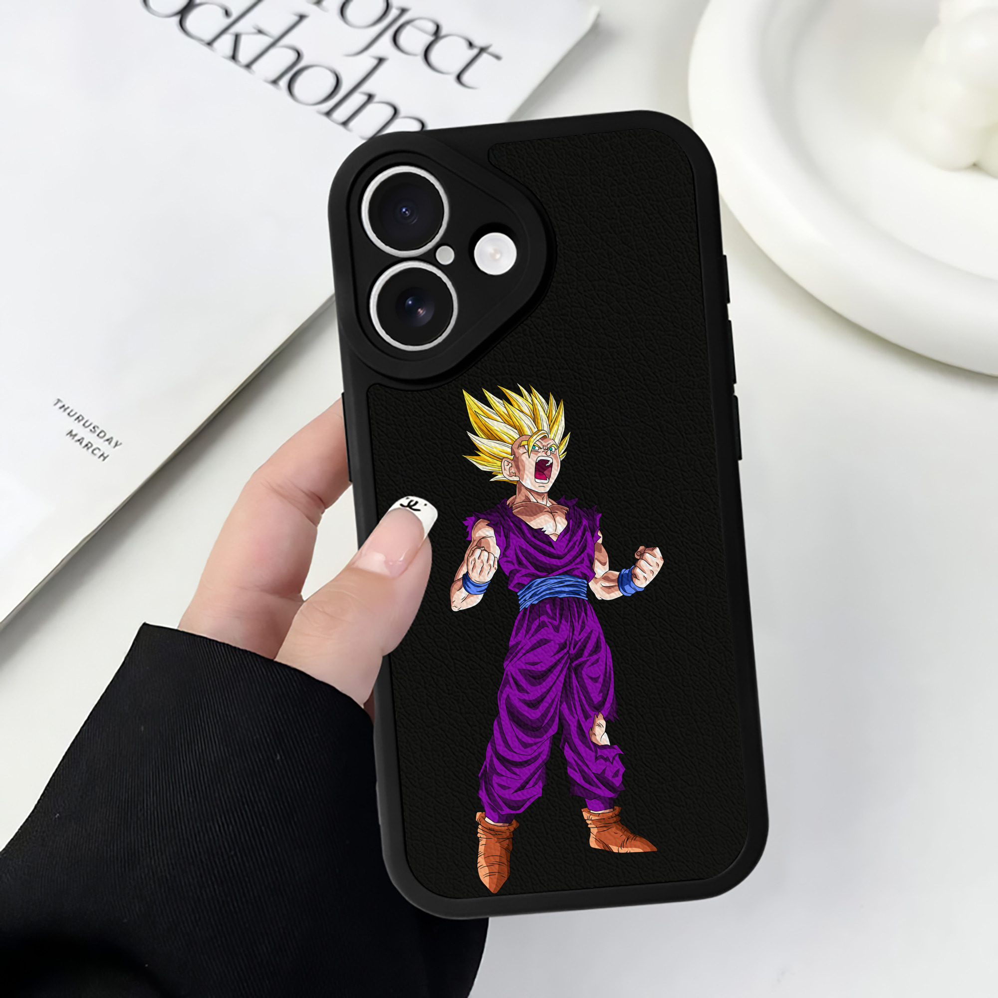 （画像用） ドラゴンボール 孫 悟飯（そんごはん）DRAGON BALL Son Gohan 【iPhone 16シリーズ対応】シリコンスマホケース（レザー調） 材質：シリコン